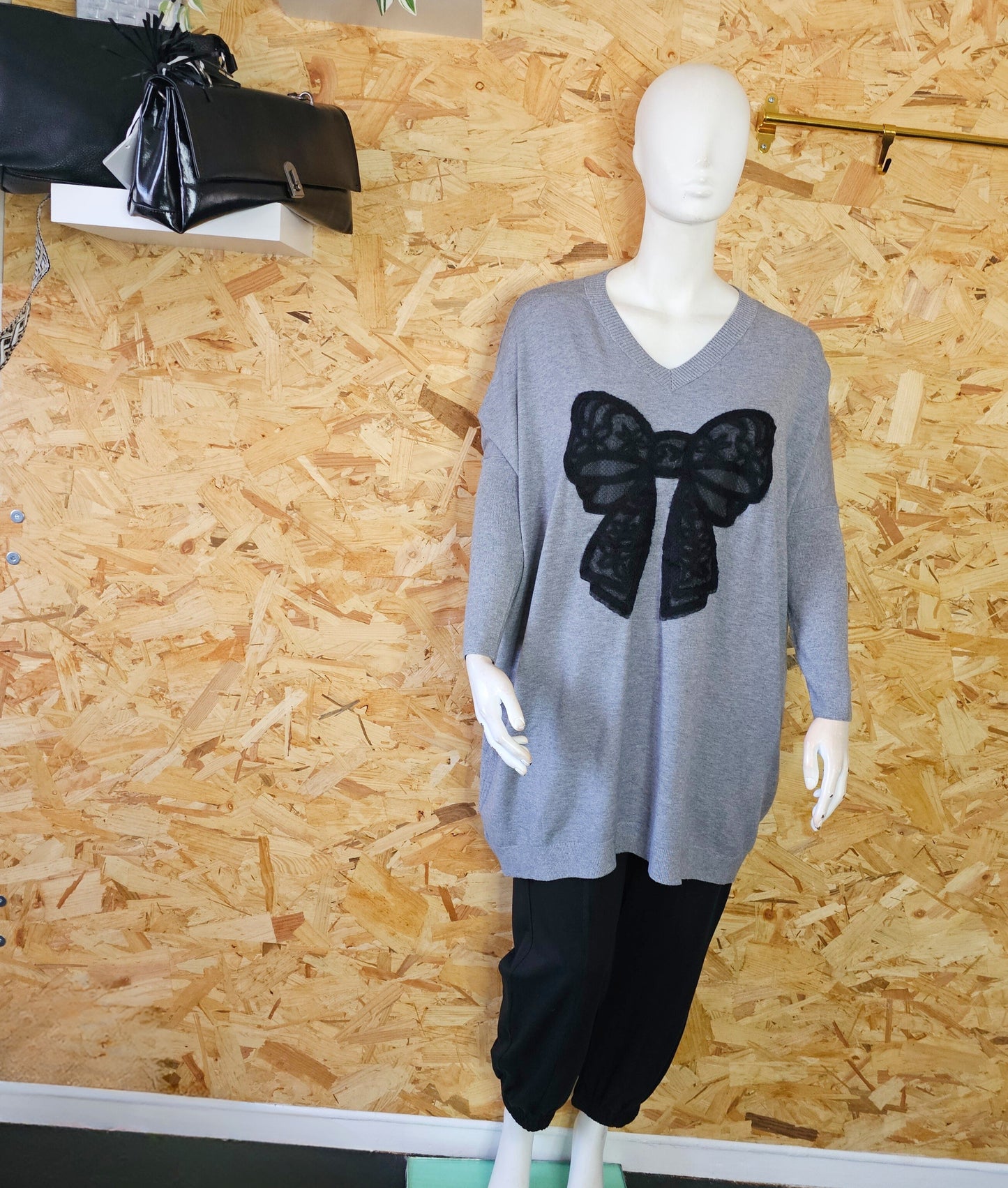 Pull long gris et son joli gros nœud