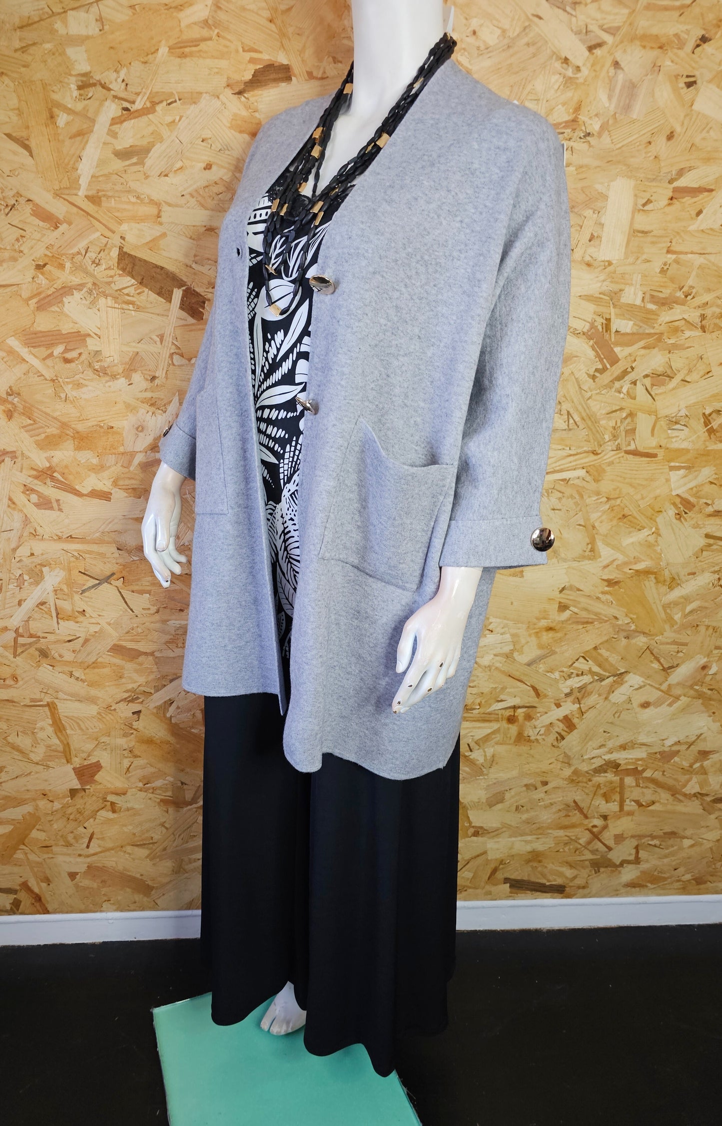 Veste en lainage boutonnée de haute qalité