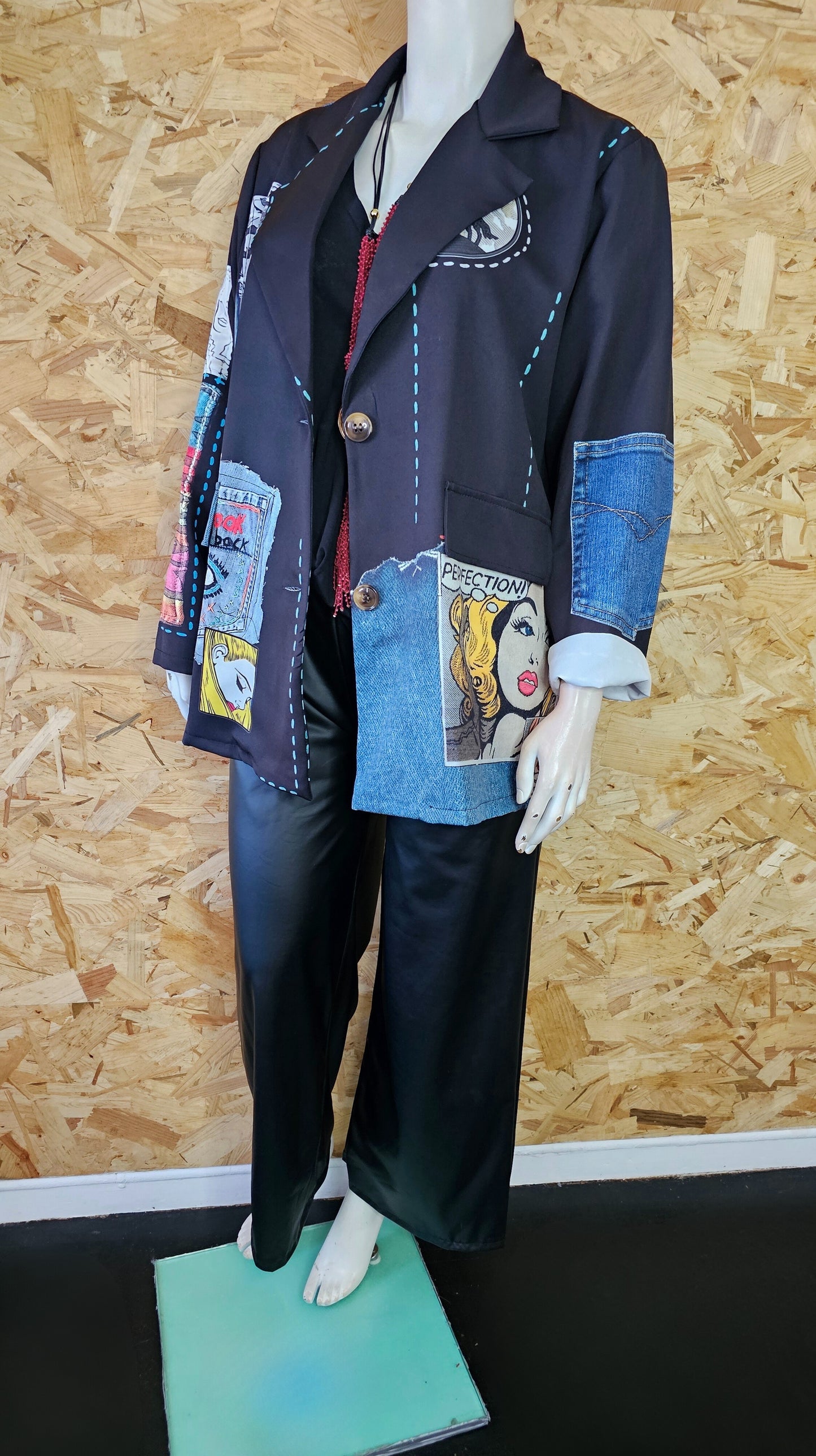 Blazer noir et motifs comics
