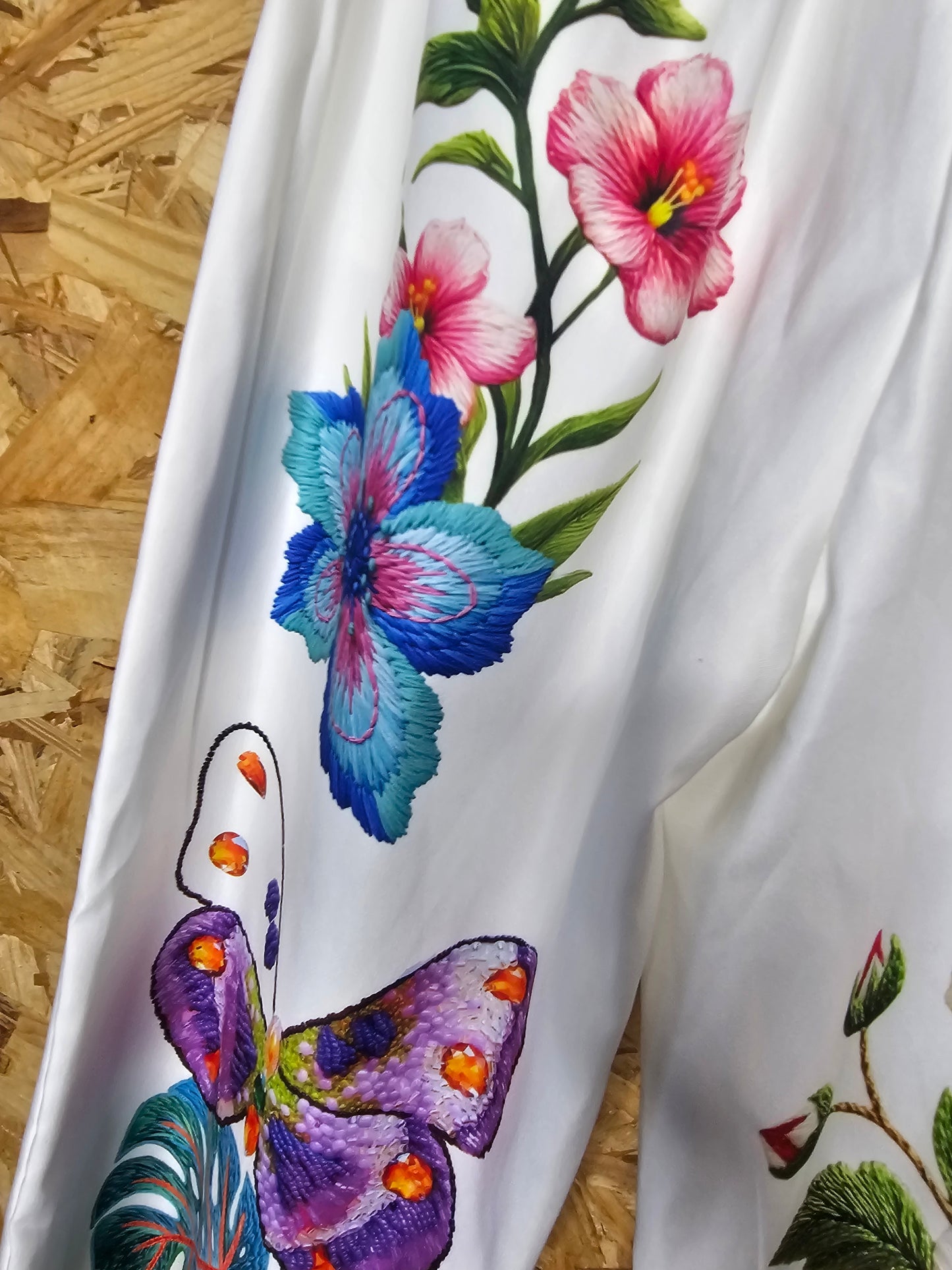Pantalon blanc stretch, motifs floraux et papillons colorés