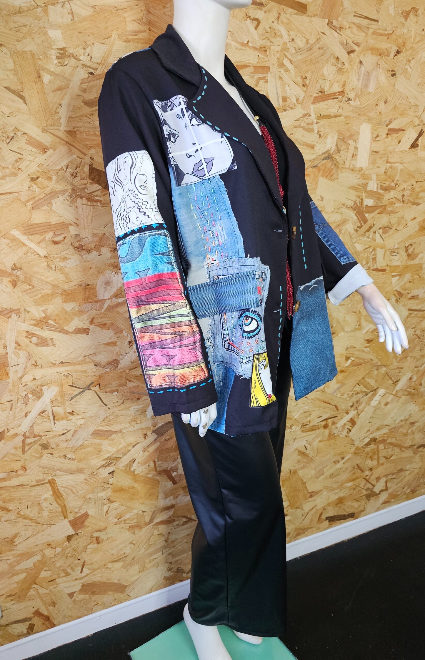 Blazer noir et motifs comics