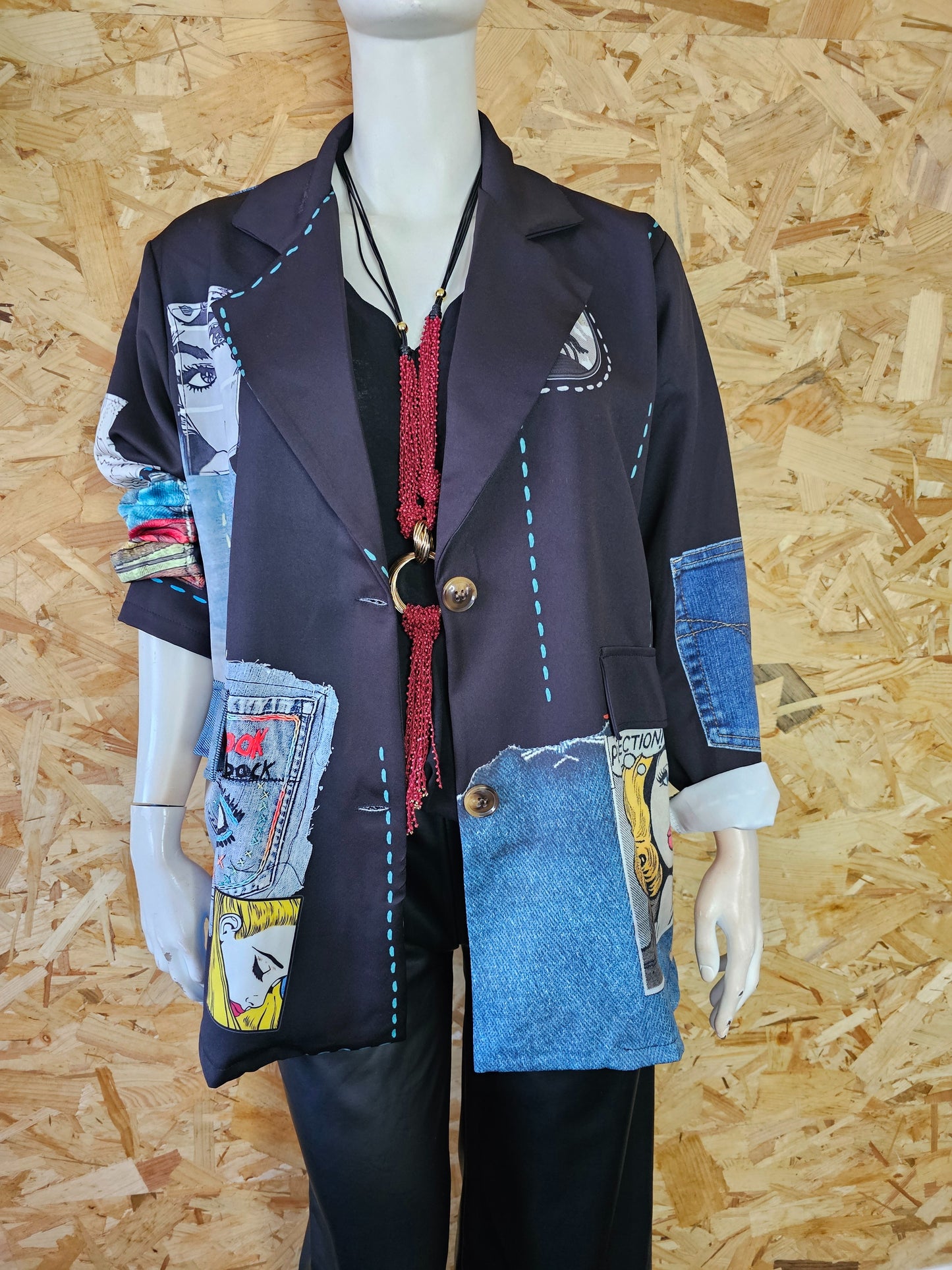 Blazer noir et motifs comics