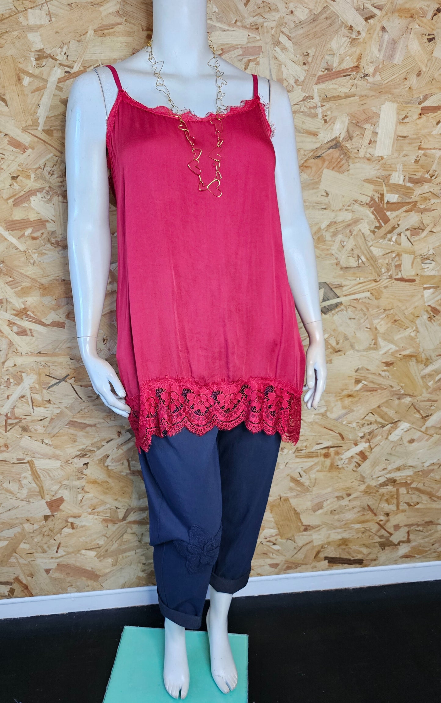 Top long à bretelles, en viscose et bas de dentelle