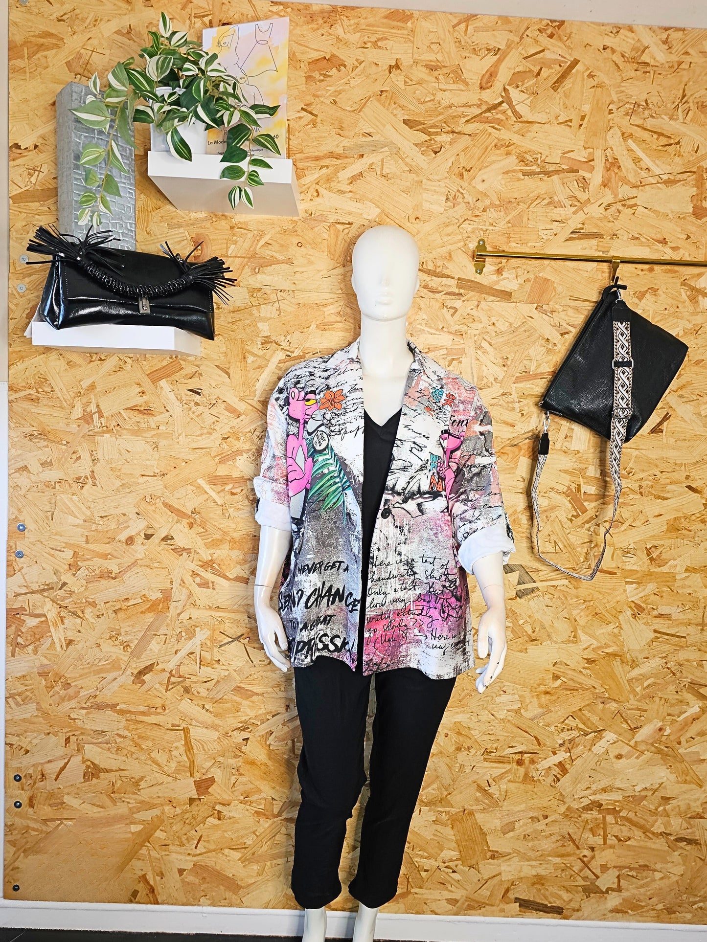 Blazer panthère rose et graffitis