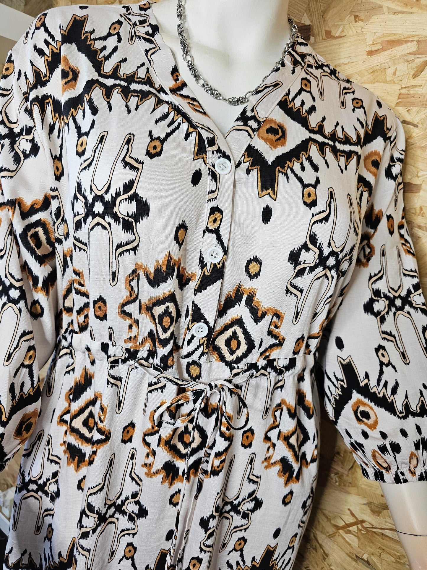 Robe courte, motifs ethniques chics