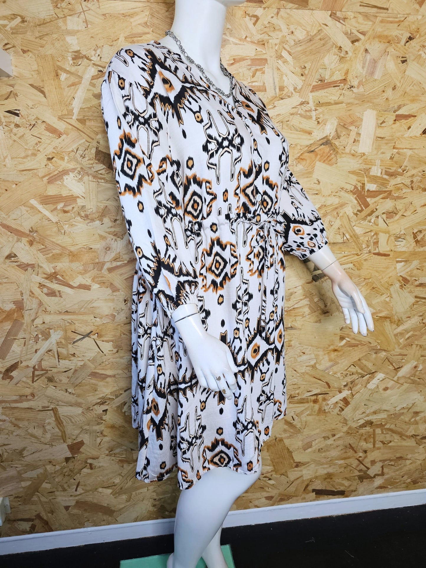 Robe courte, motifs ethniques chics