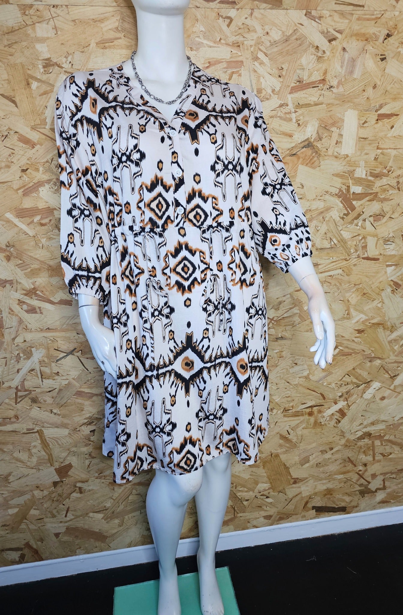 Robe courte, motifs ethniques chics