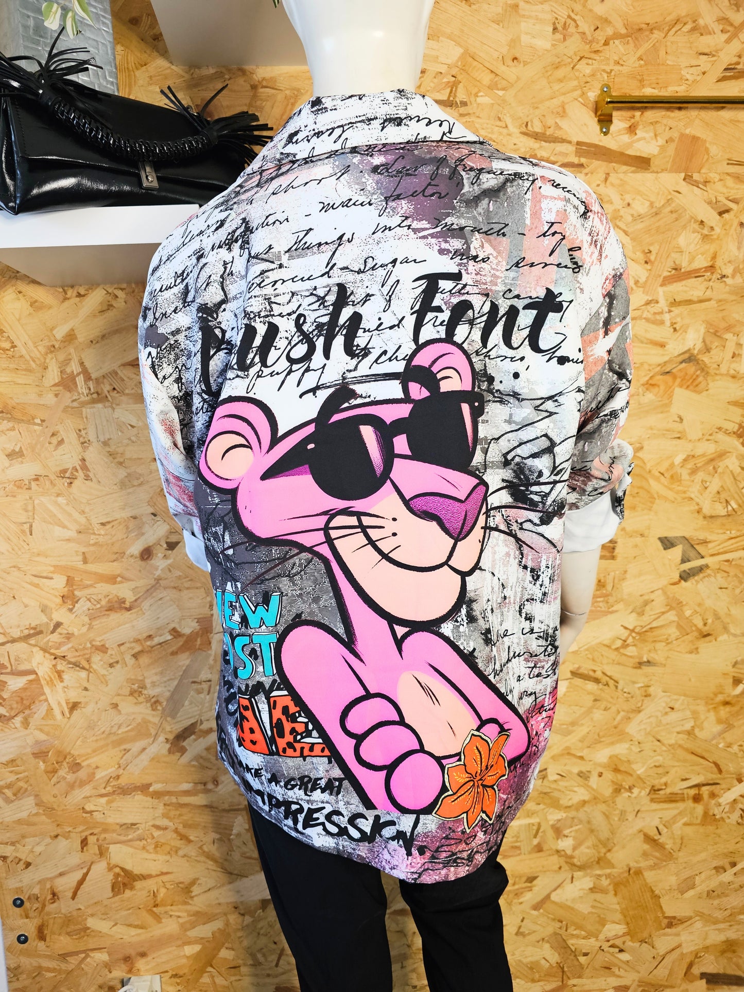 Blazer panthère rose et graffitis