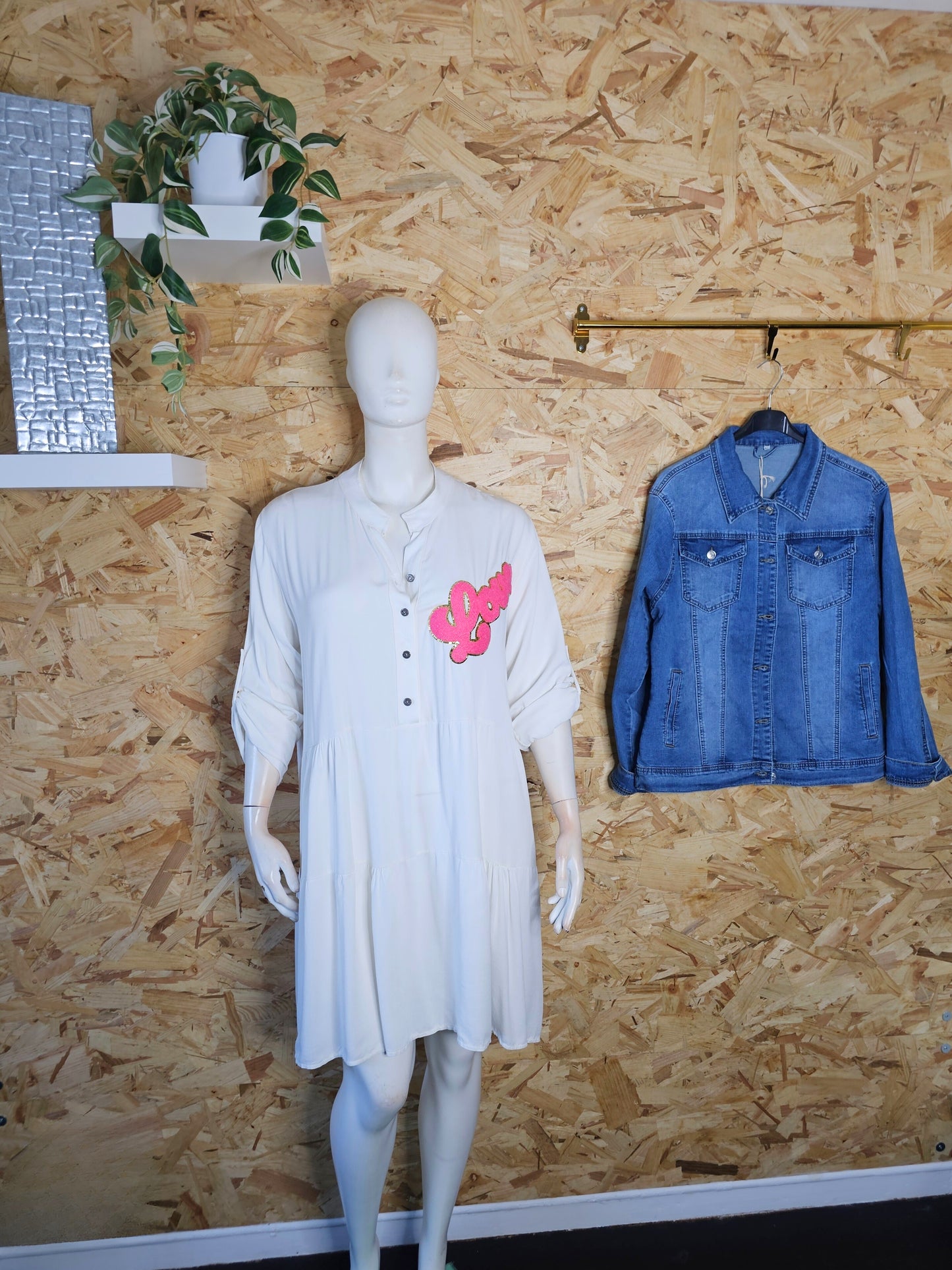 Robe courte couleur crème et patch love en relief rose