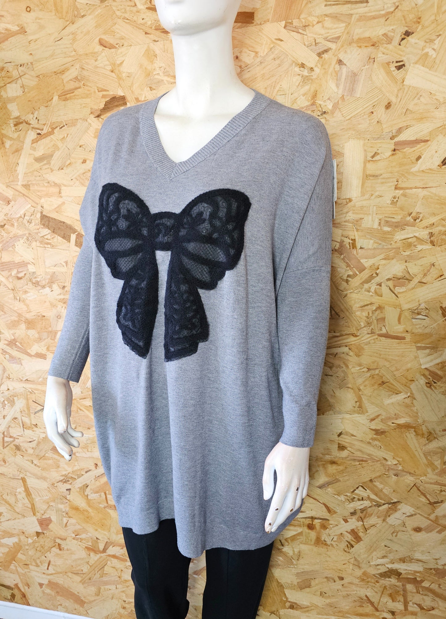 Pull long gris et son joli gros nœud