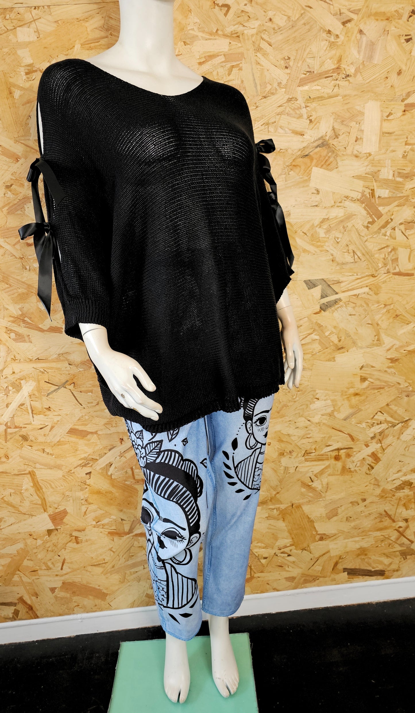 Pull rubans satin sur les bras