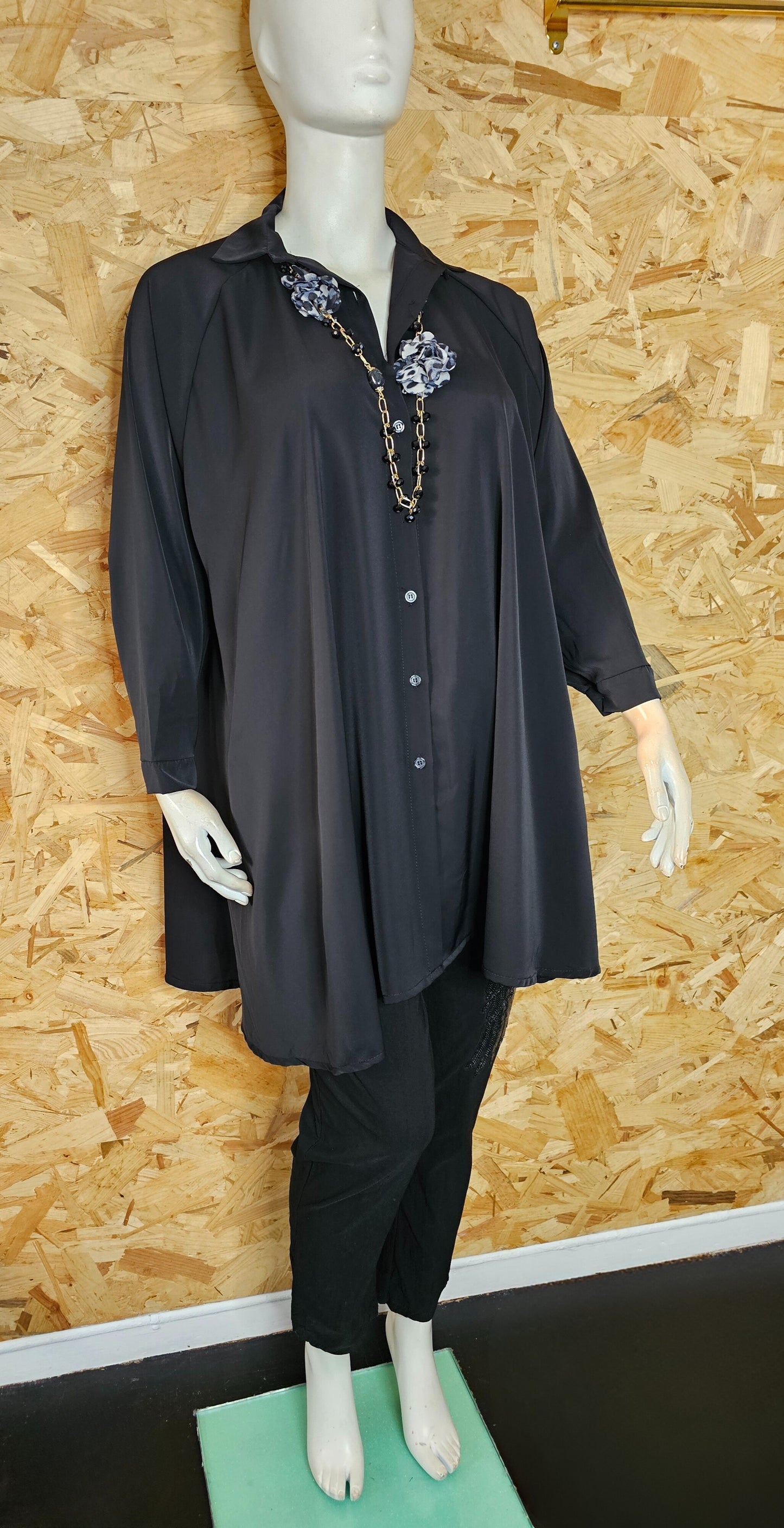 Longue chemise évasée, satinée mat