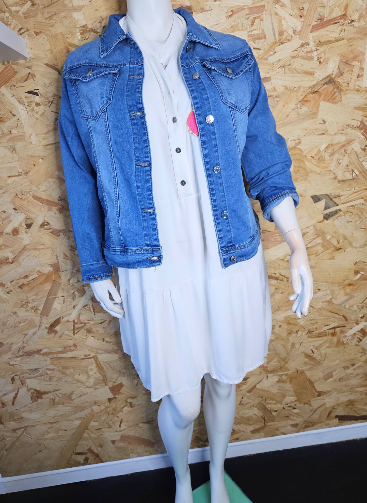 Robe courte couleur crème et patch love en relief rose