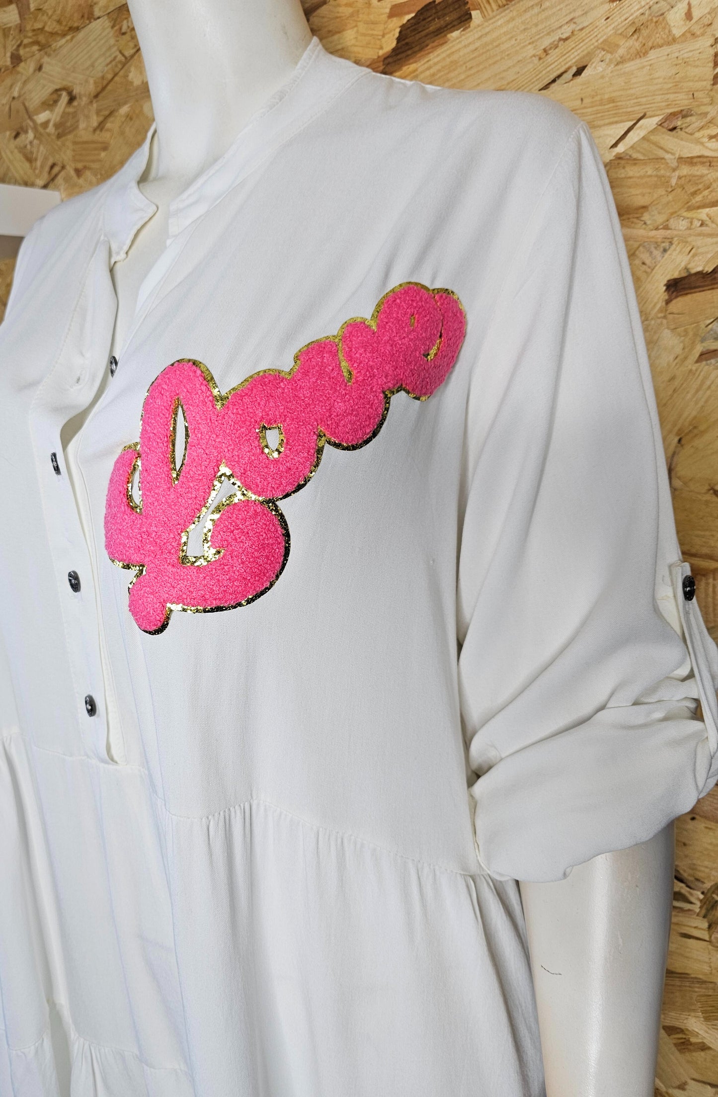 Robe courte couleur crème et patch love en relief rose