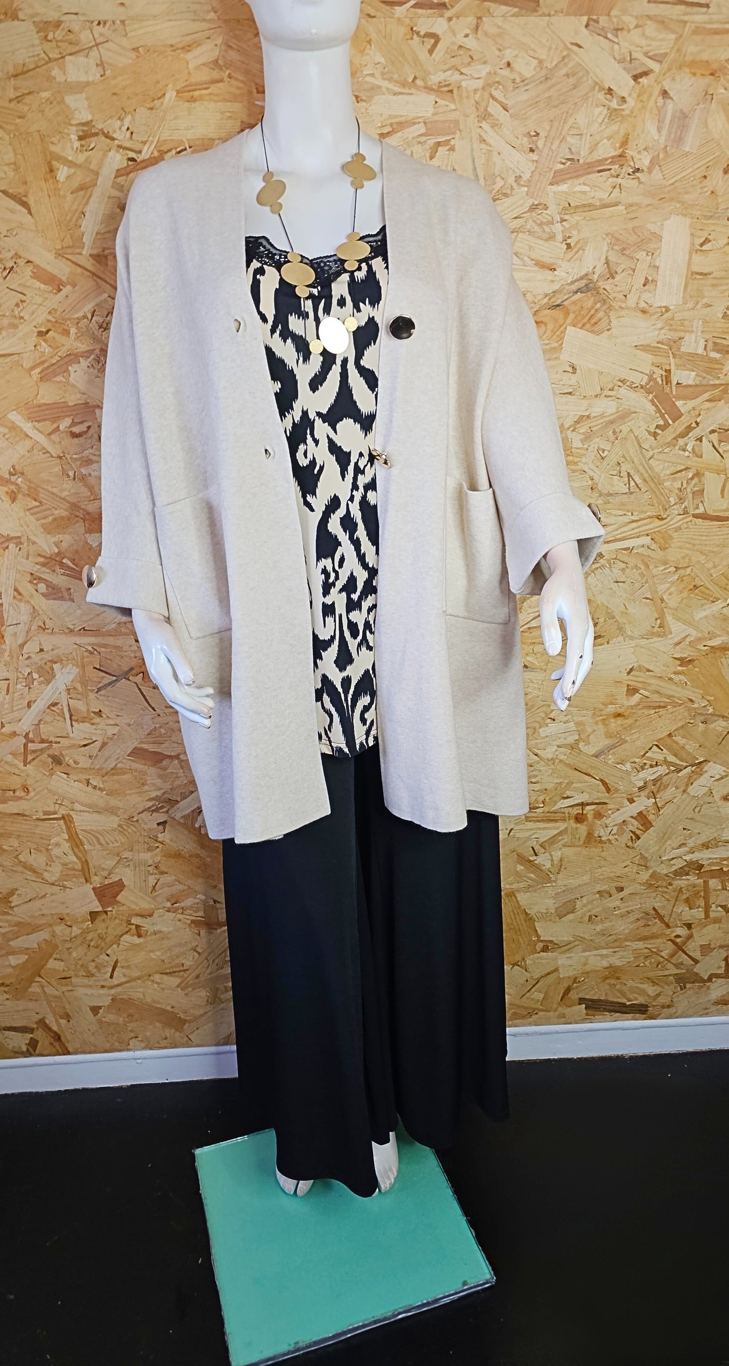 Veste en lainage boutonnée de haute qalité