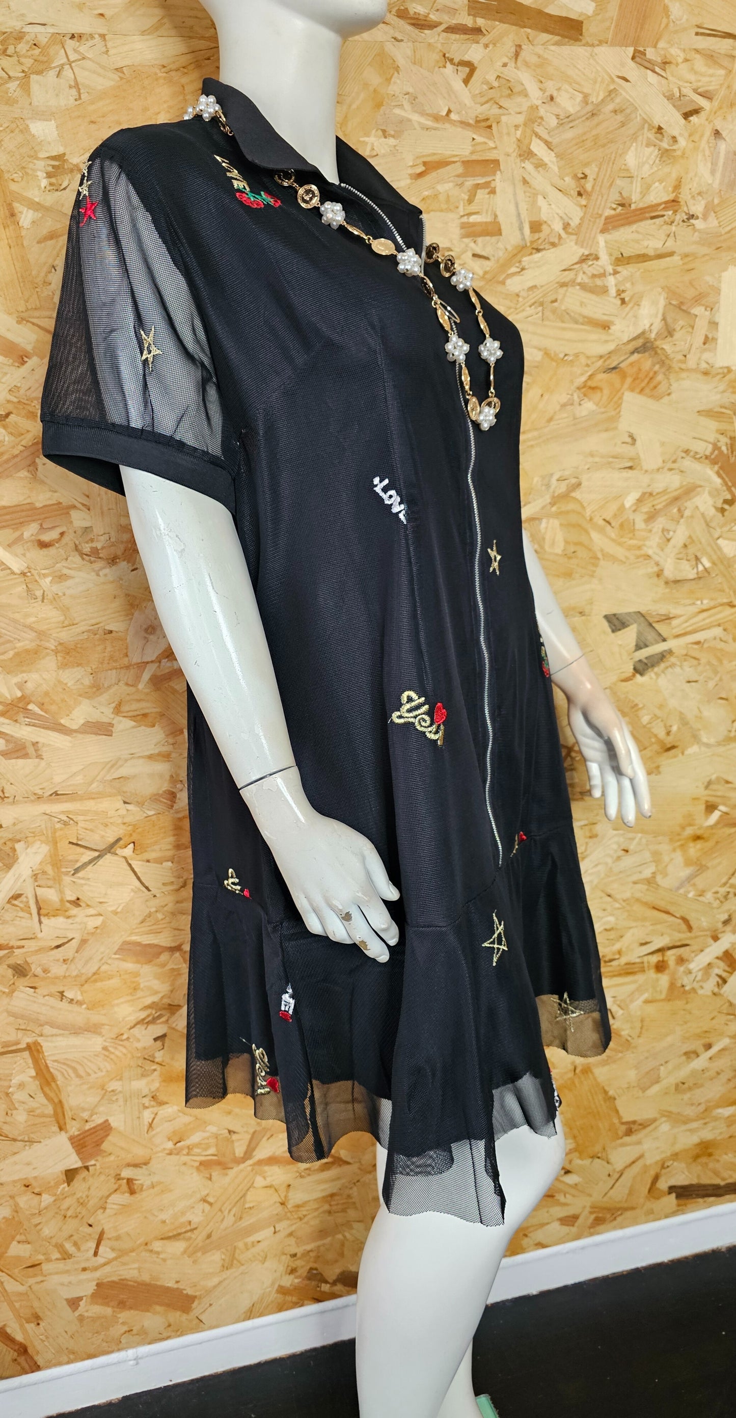 Robe en résille brodée et doublée