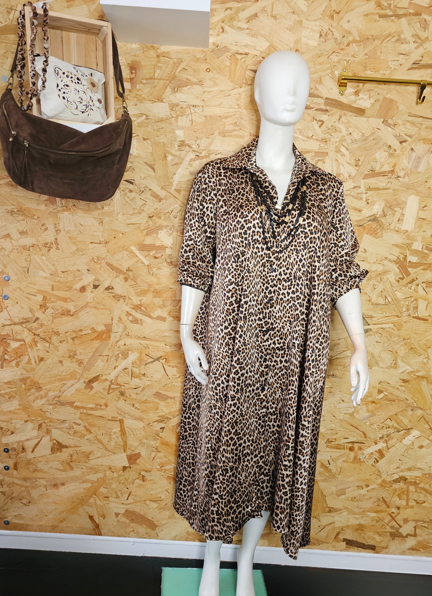 Robe chemise léopard satinée