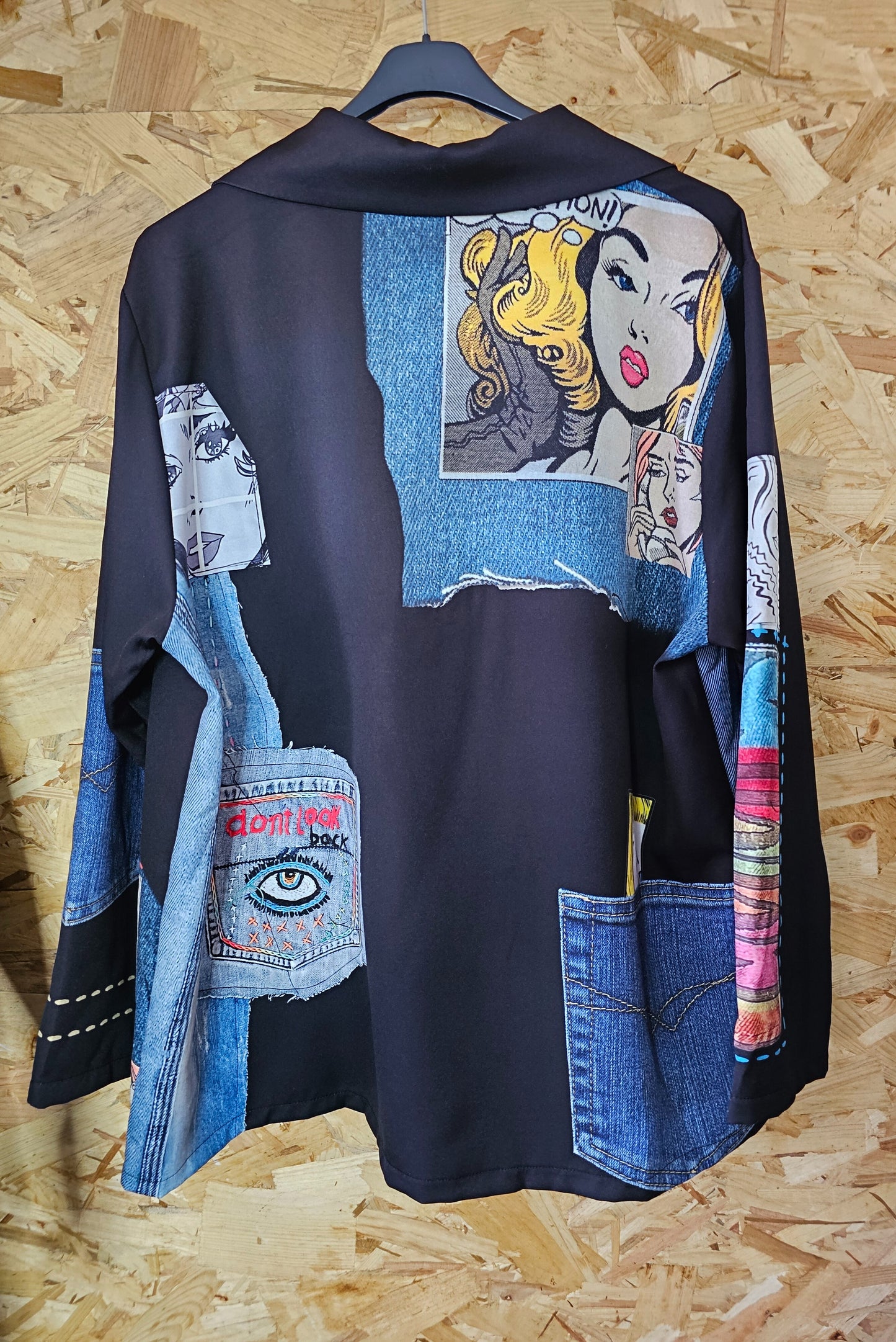 Blazer noir et motifs comics
