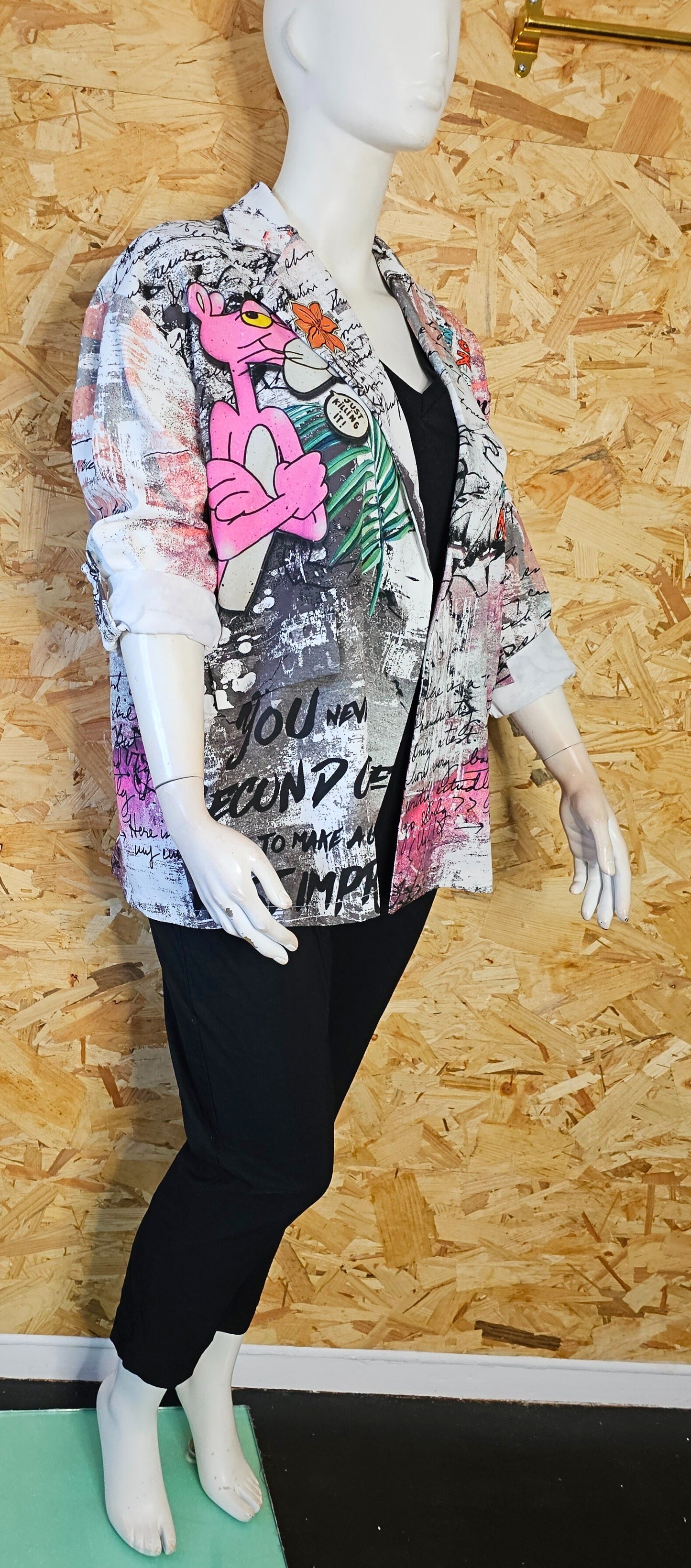 Blazer panthère rose et graffitis
