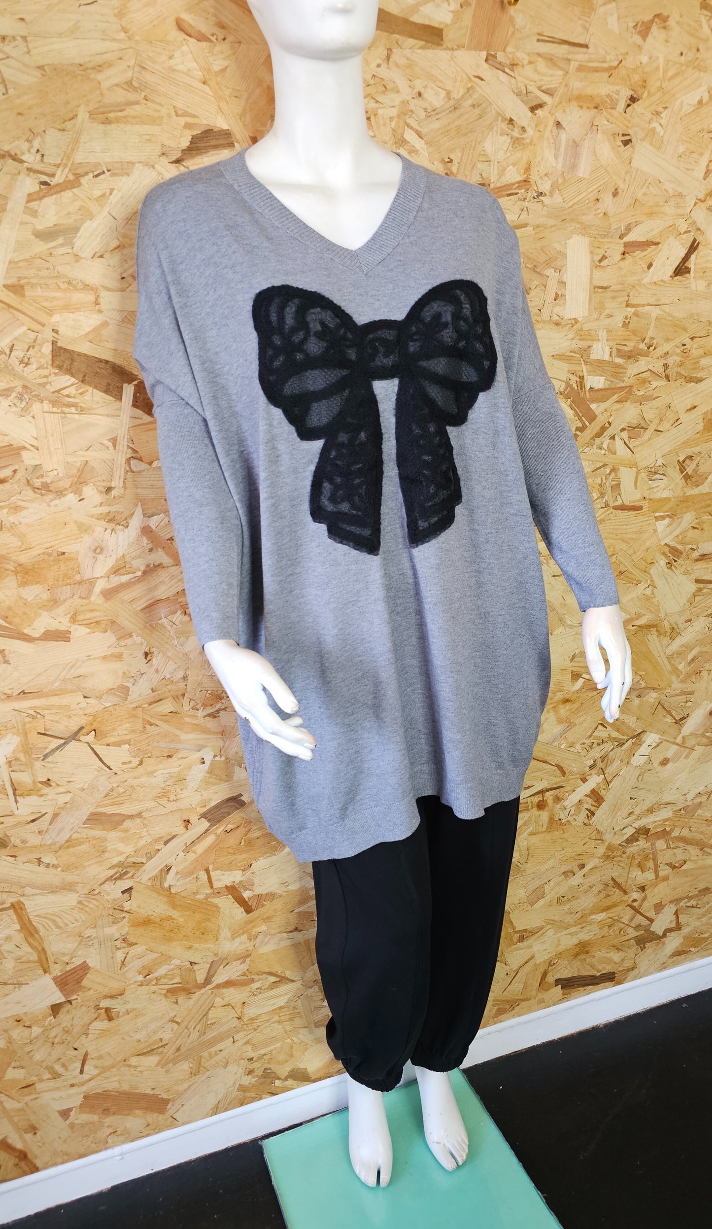 Pull long gris et son joli gros nœud