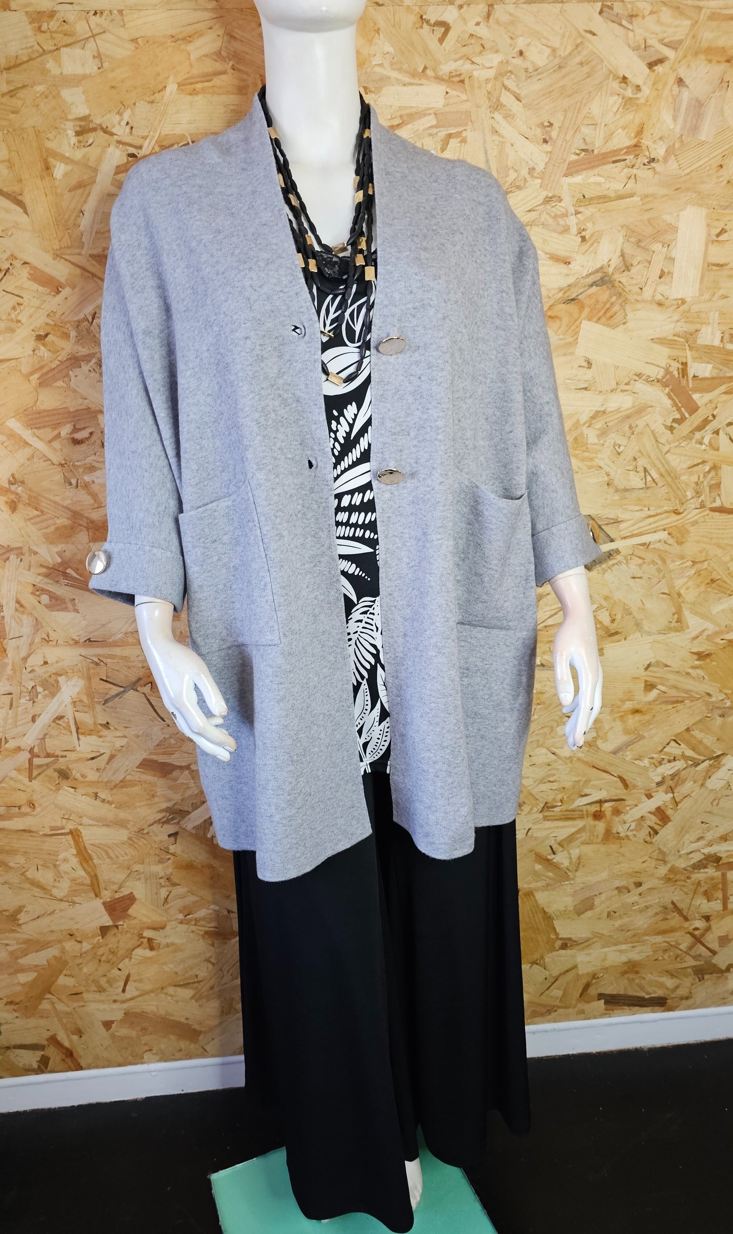 Veste en lainage boutonnée de haute qalité