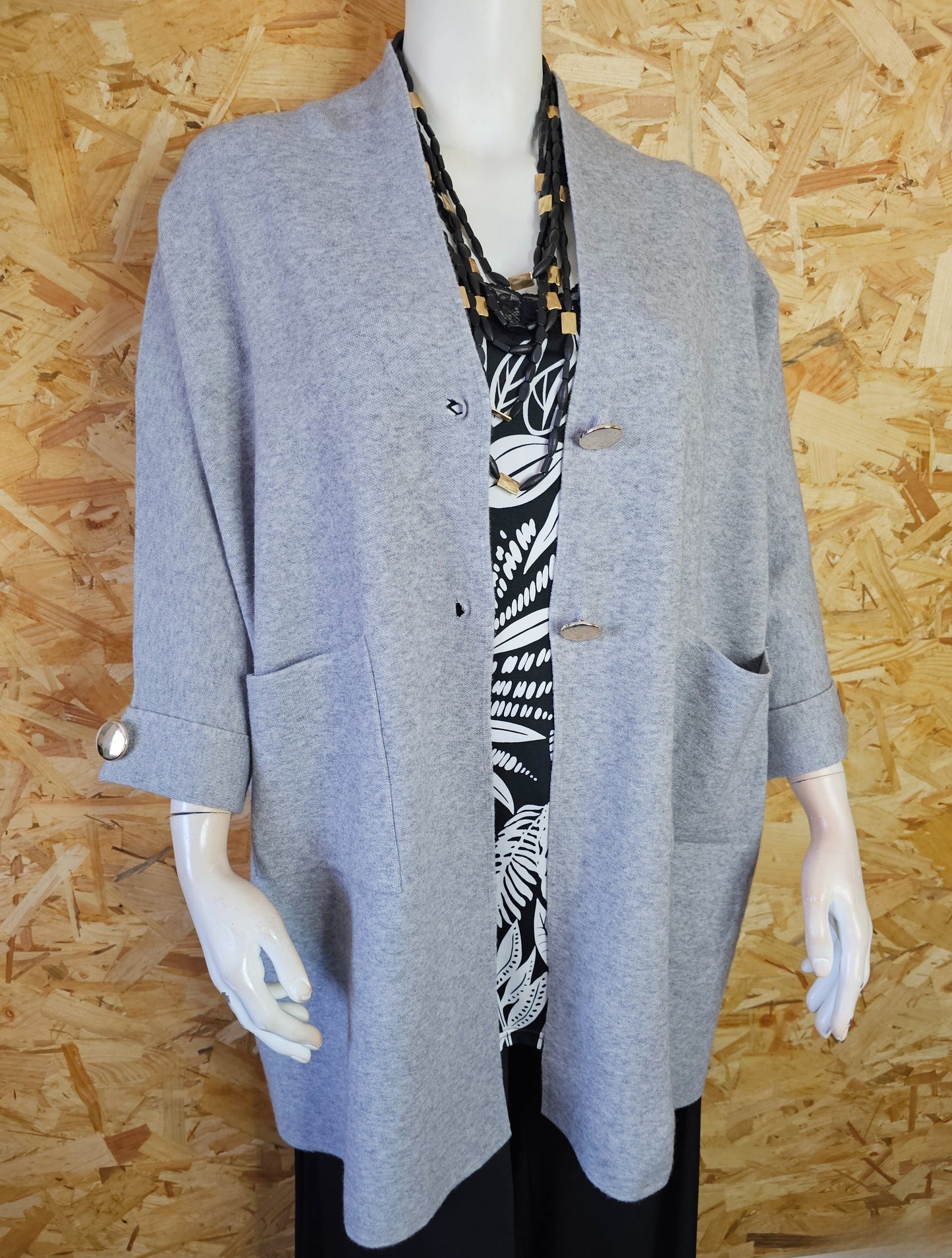 Veste en lainage boutonnée de haute qalité
