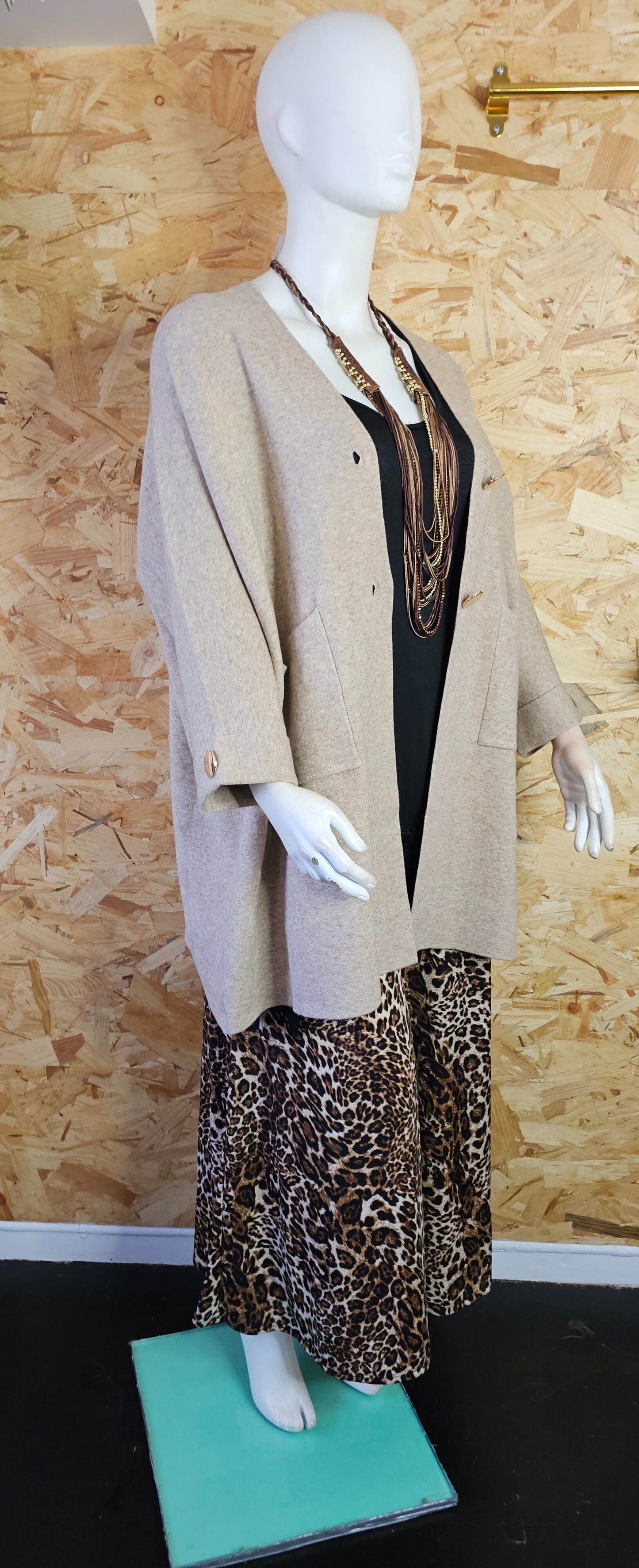 Veste en lainage boutonnée de haute qalité