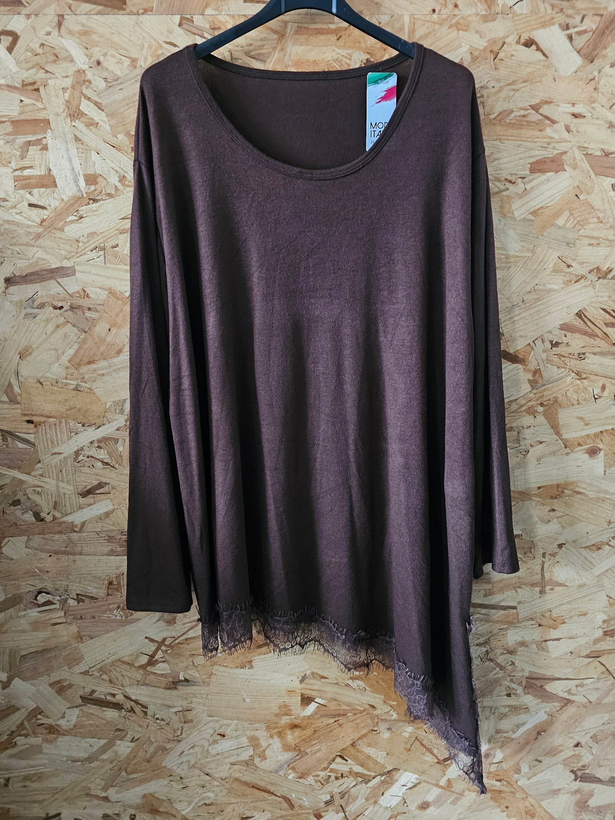 Pull asymétrique bas de dentelle