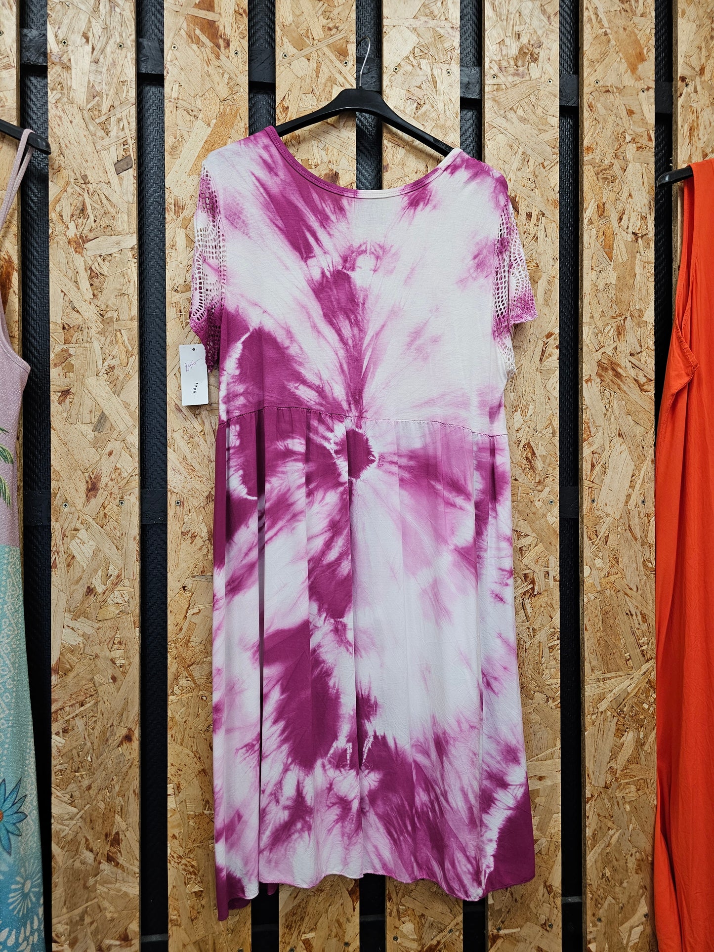 Robe tie and die manches courtes ajourées