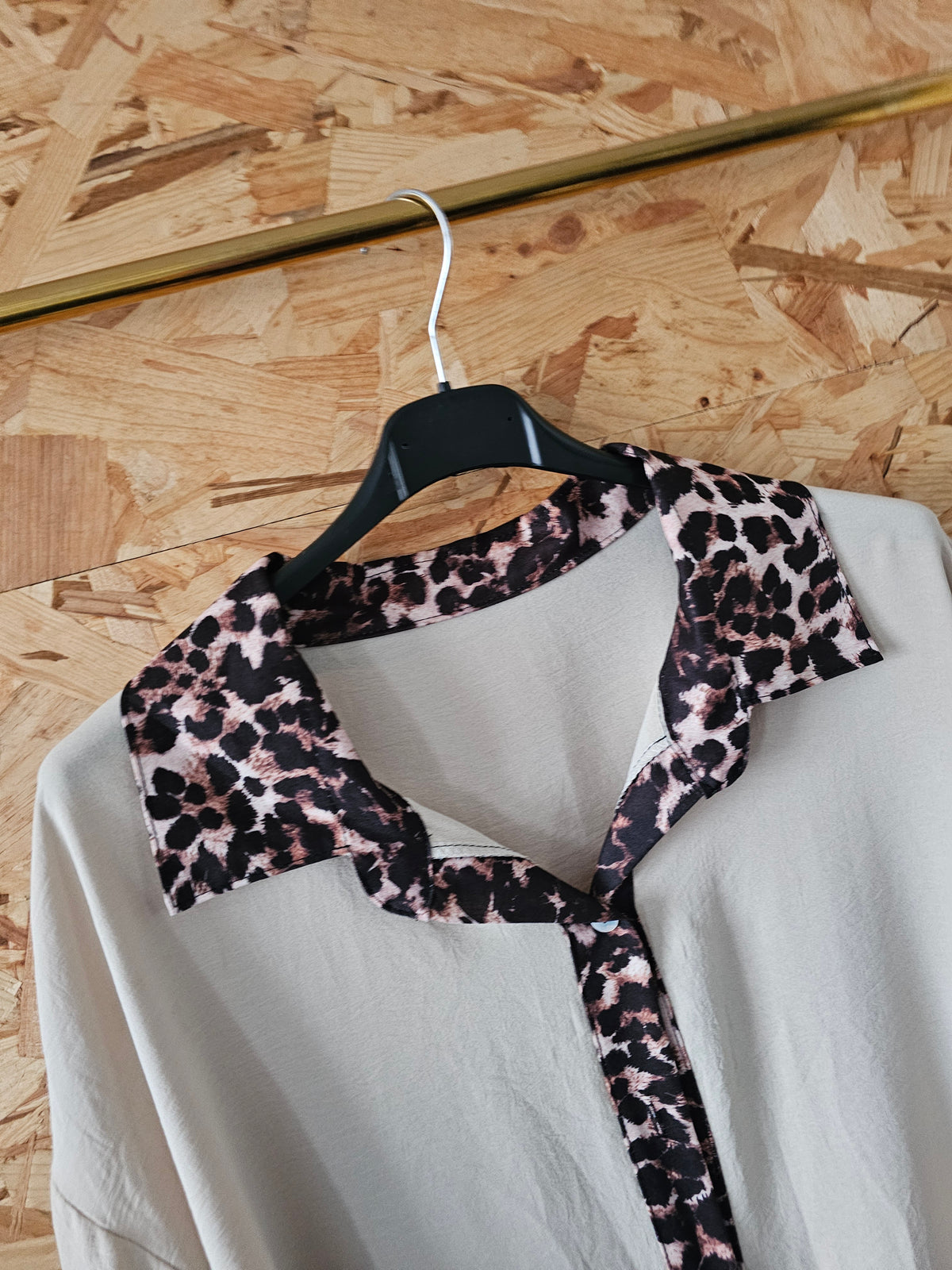 Chemise beige , details léopard