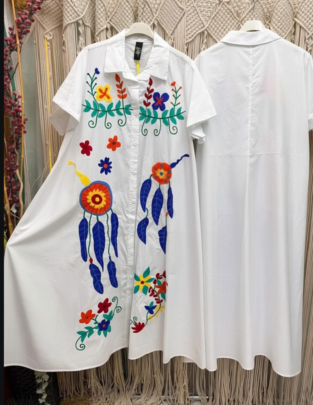 Robe blanche brodée de motifs ethniques chic