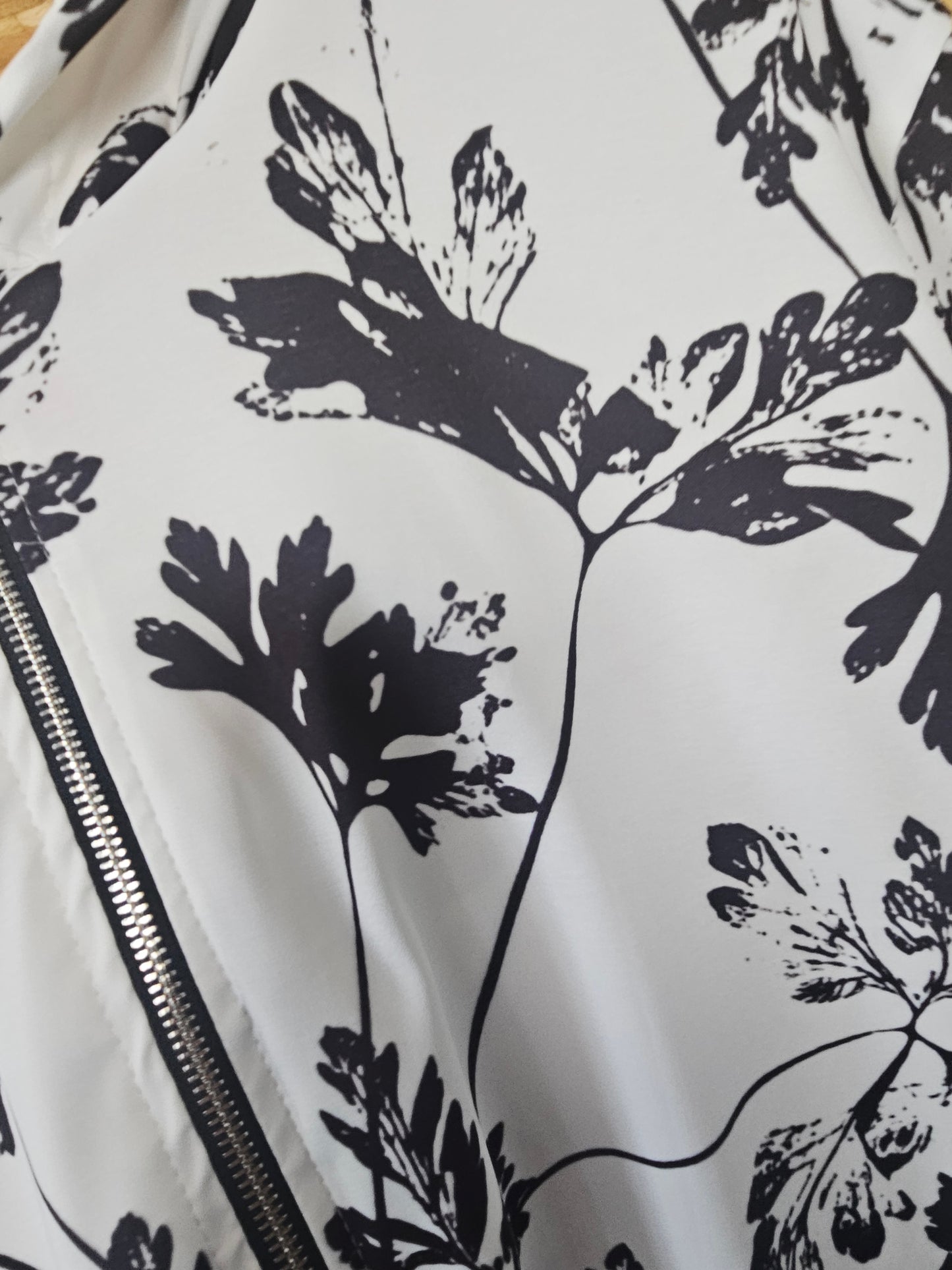 Veste blanche et noire fleurie , coupe évasée