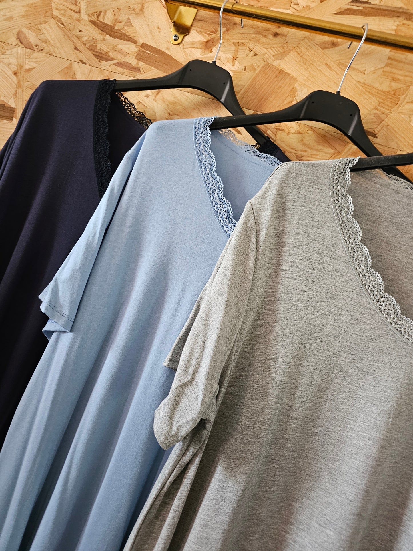 Teeshirt viscose et élasthanne / col et bas dentelle