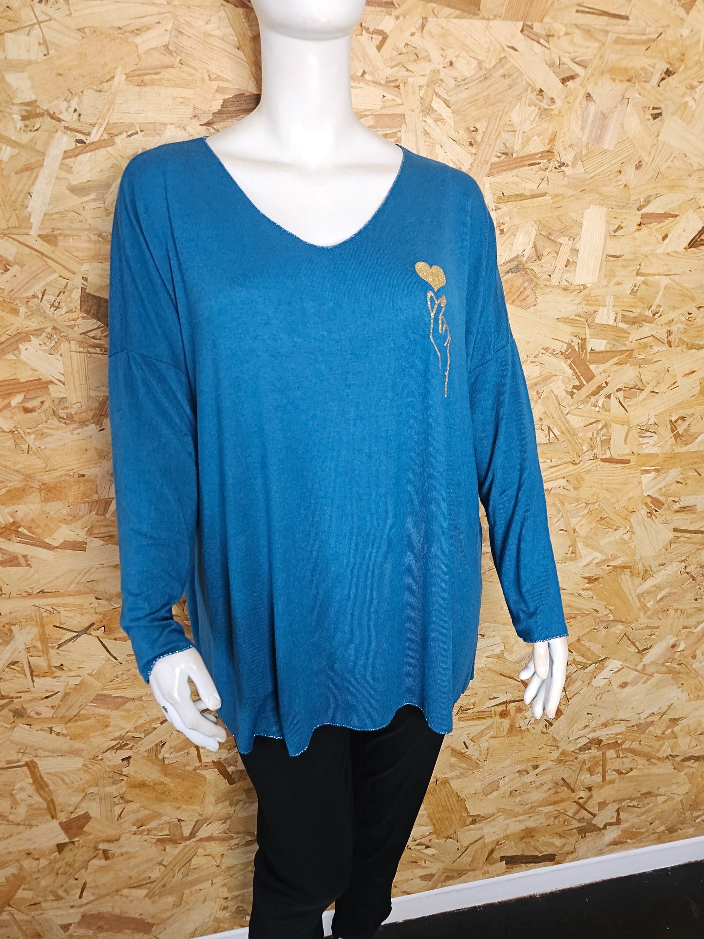 Pull col V main sur le cœur