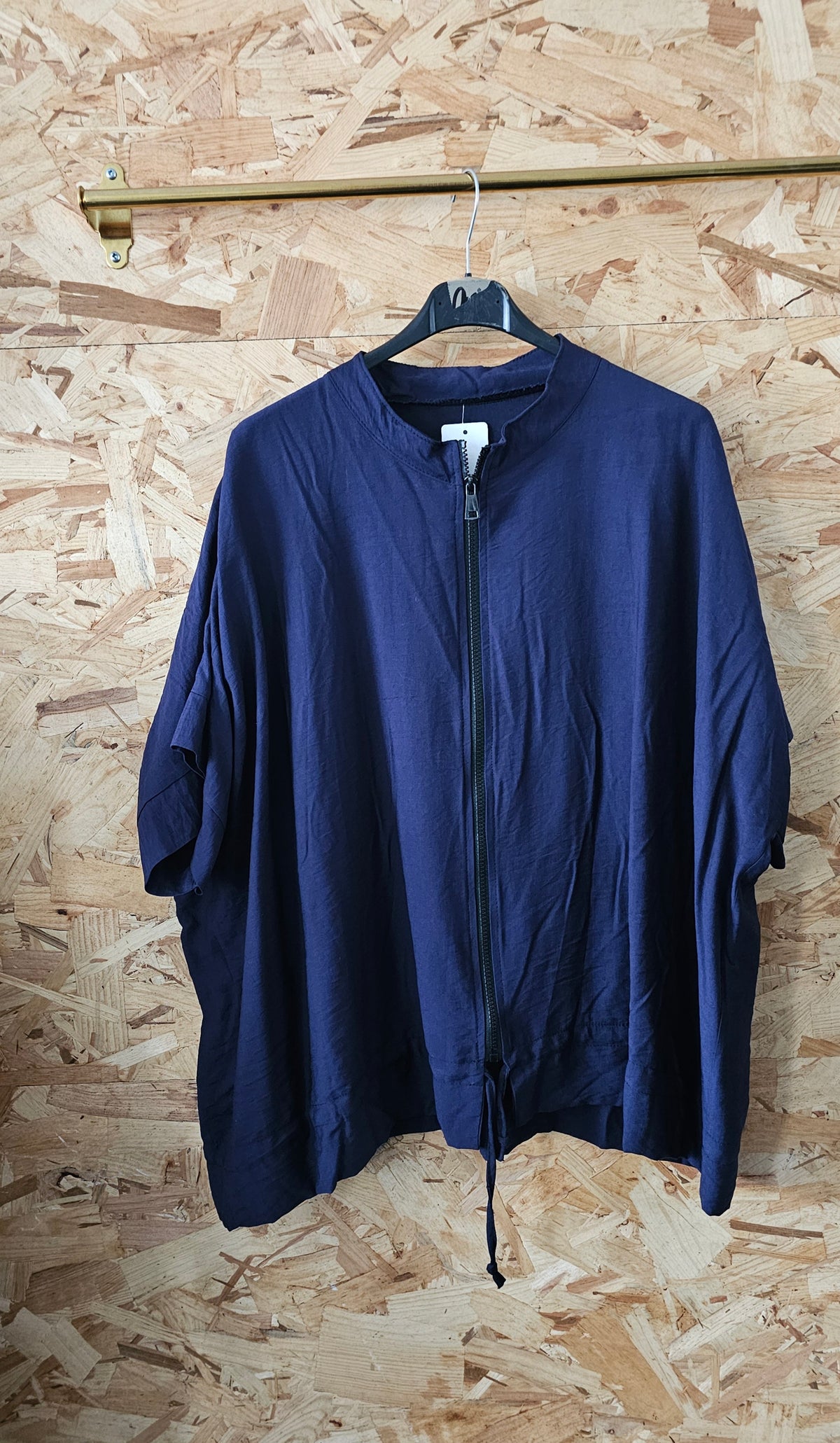 Veste contemporaine zippée, manches courtes