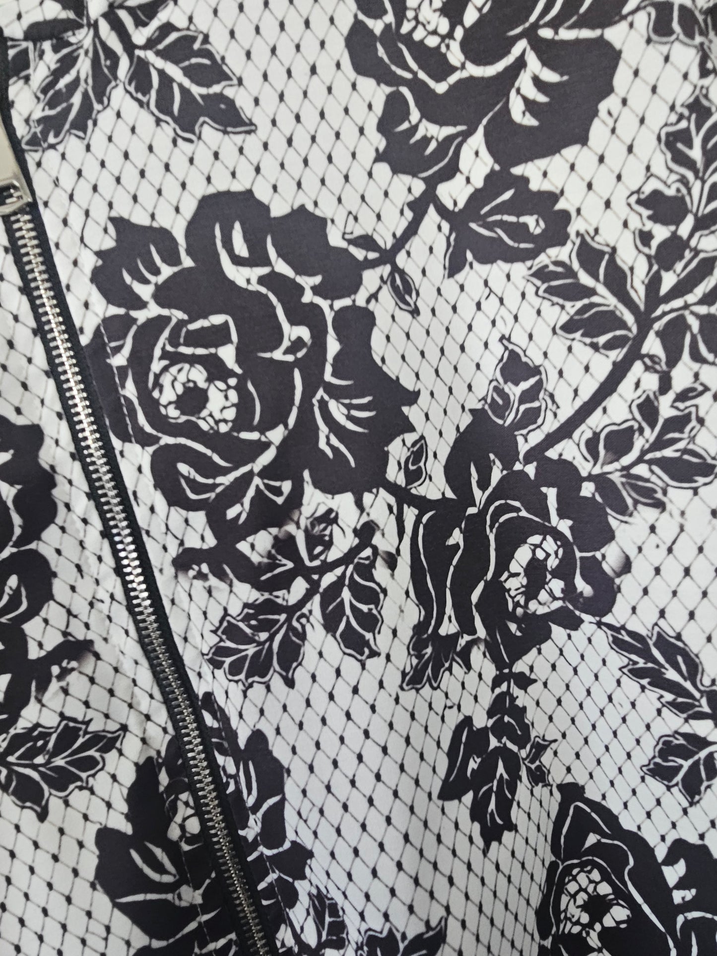 Veste blanche et noire fleurie , coupe évasée