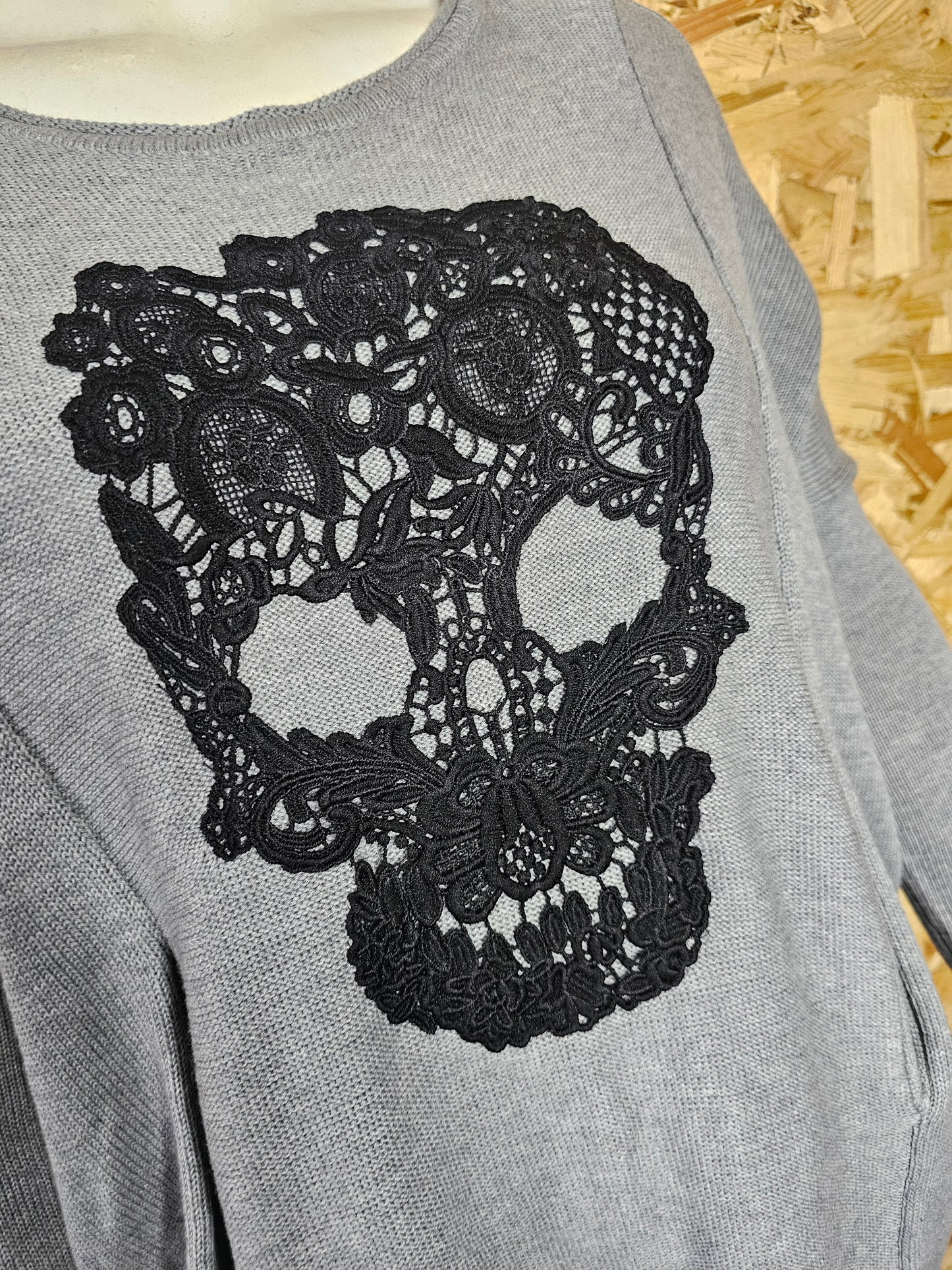Pull gris , calavera noire brodée