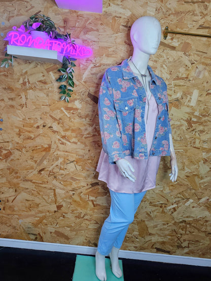 Veste jeans fleurie, version orversize raccourcie