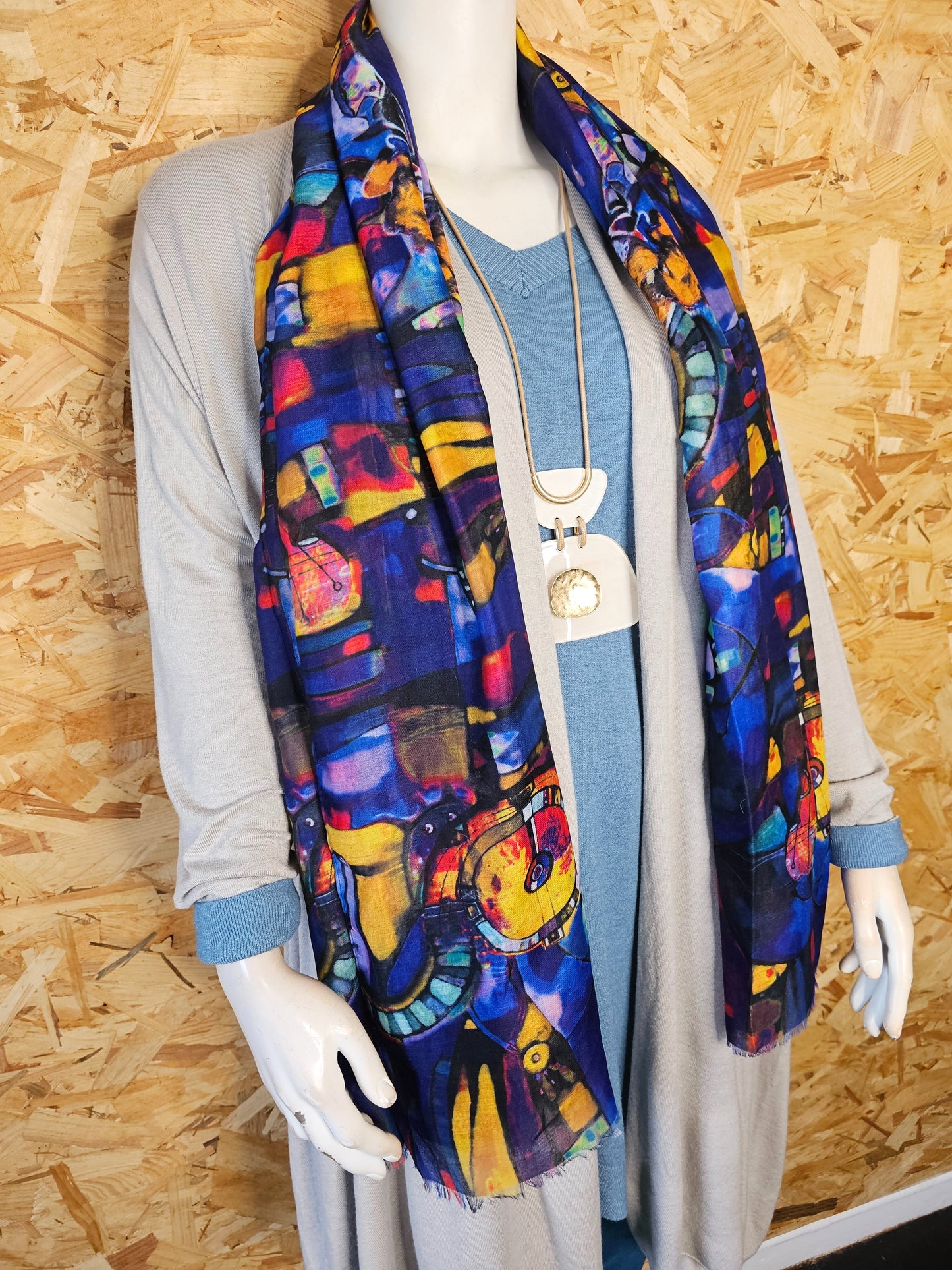 Foulard vif, motifs abstraits