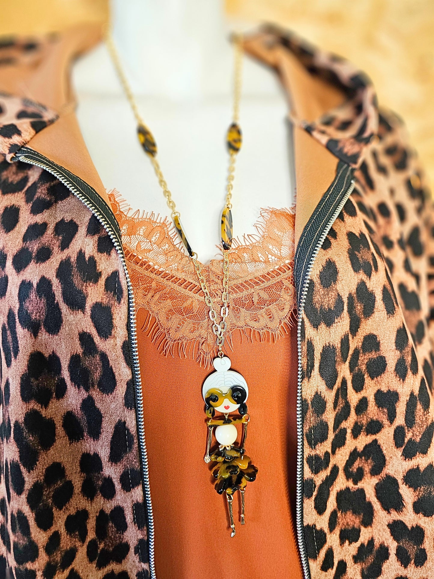 collier poupée articulée, motif léopard