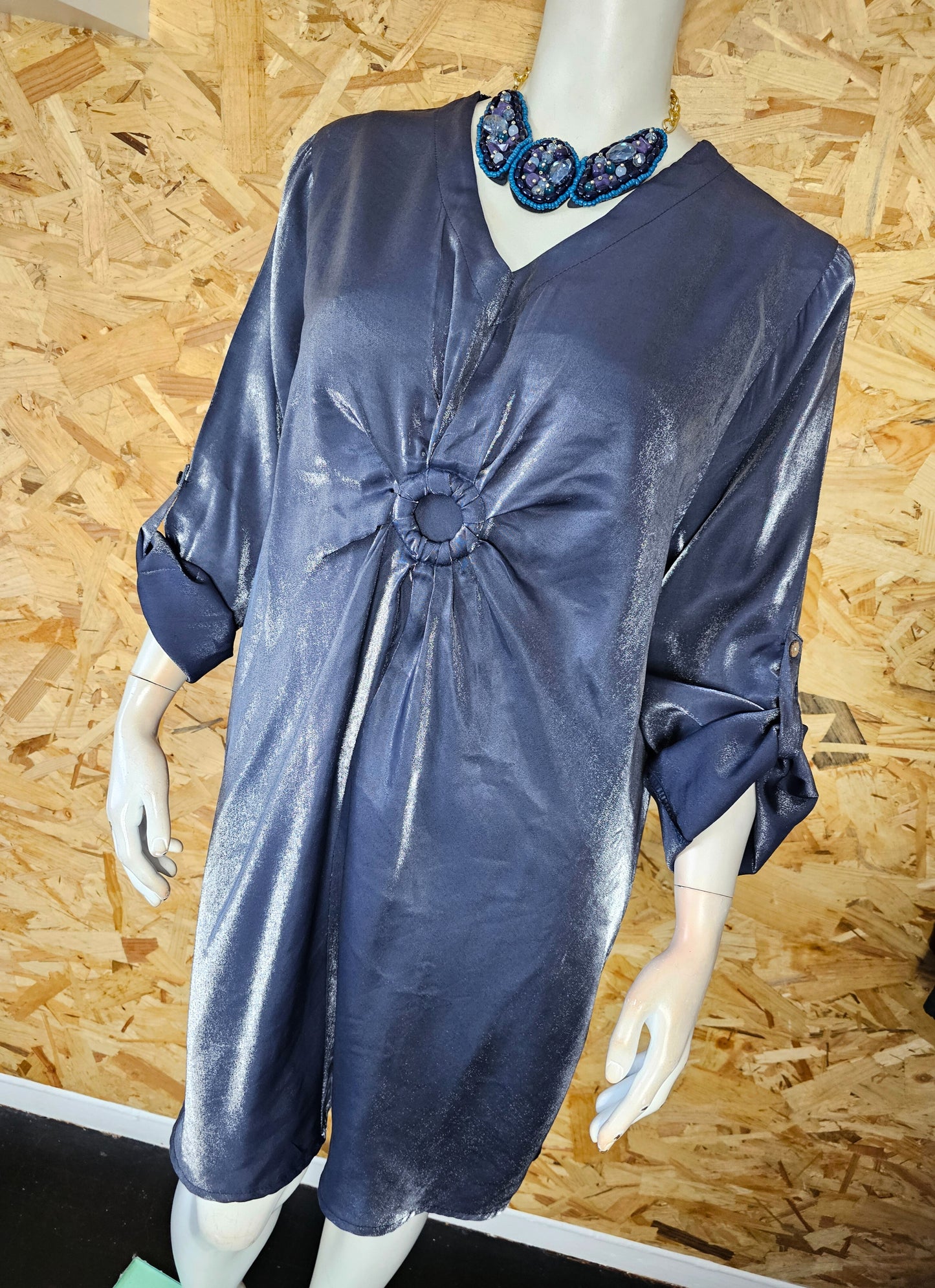 Robe laquée bleu argent
