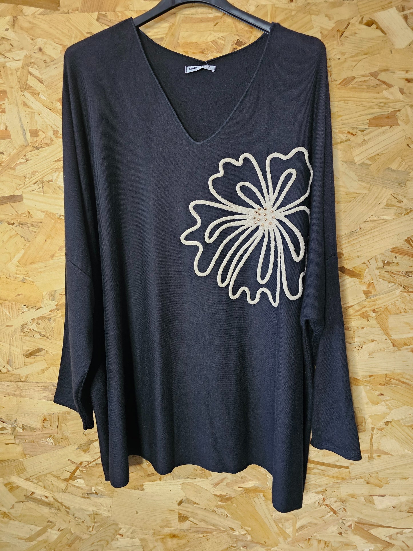 Pull col V , grosse fleur crème en relief