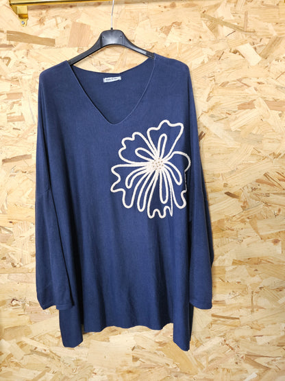 Pull col V , grosse fleur crème en relief