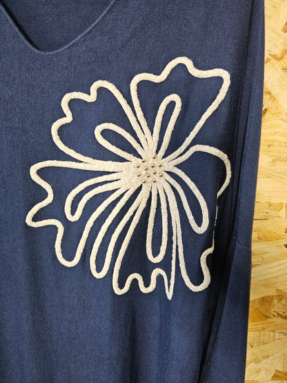 Pull col V , grosse fleur crème en relief