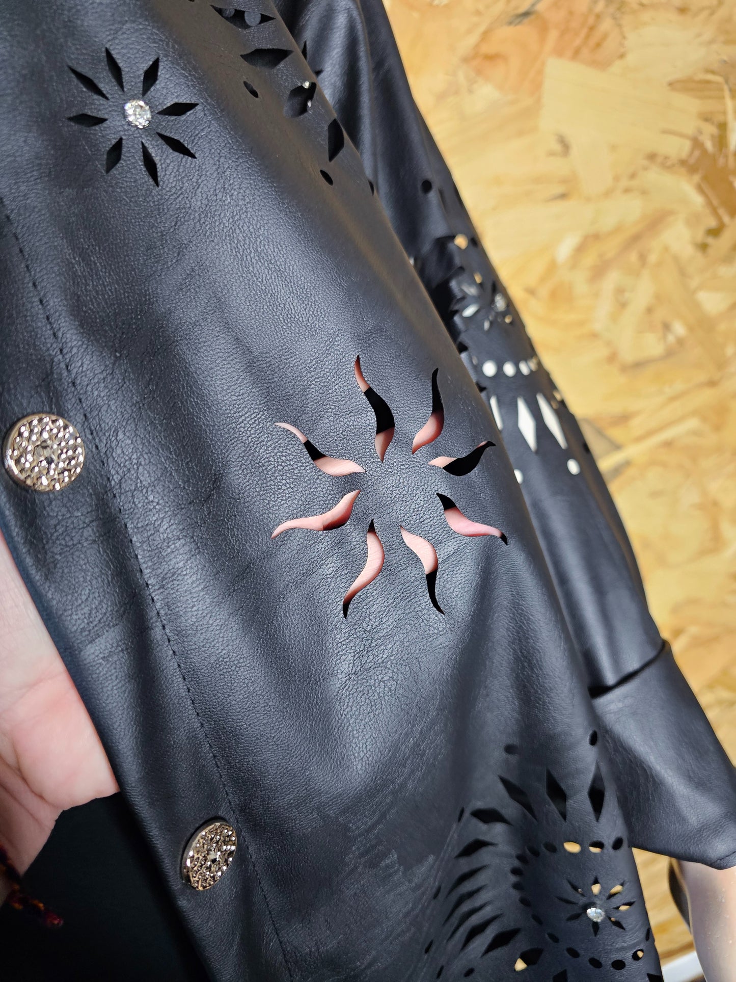 Chemise ou surchemise noire en simili cuir et découpes laser