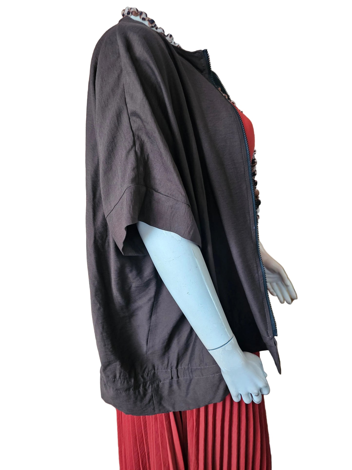 Veste contemporaine zippée, manches courtes