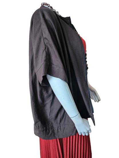 Veste contemporaine zippée, manches courtes