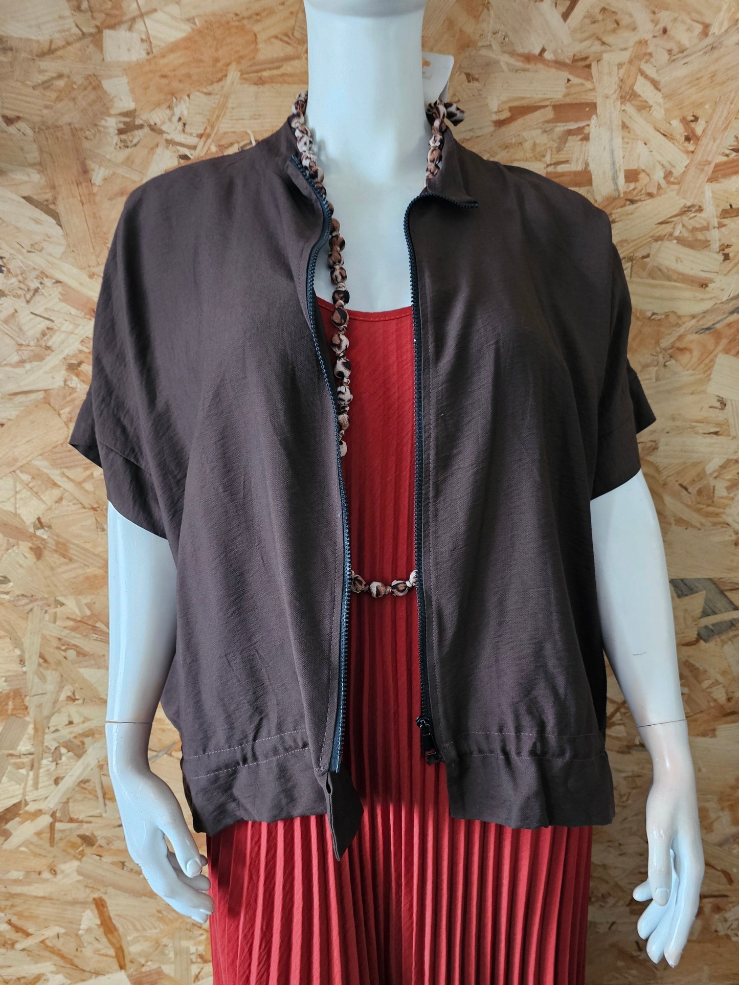 Veste contemporaine zippée, manches courtes