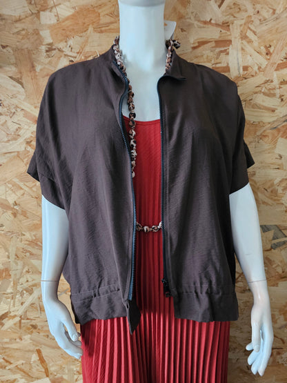Veste contemporaine zippée, manches courtes