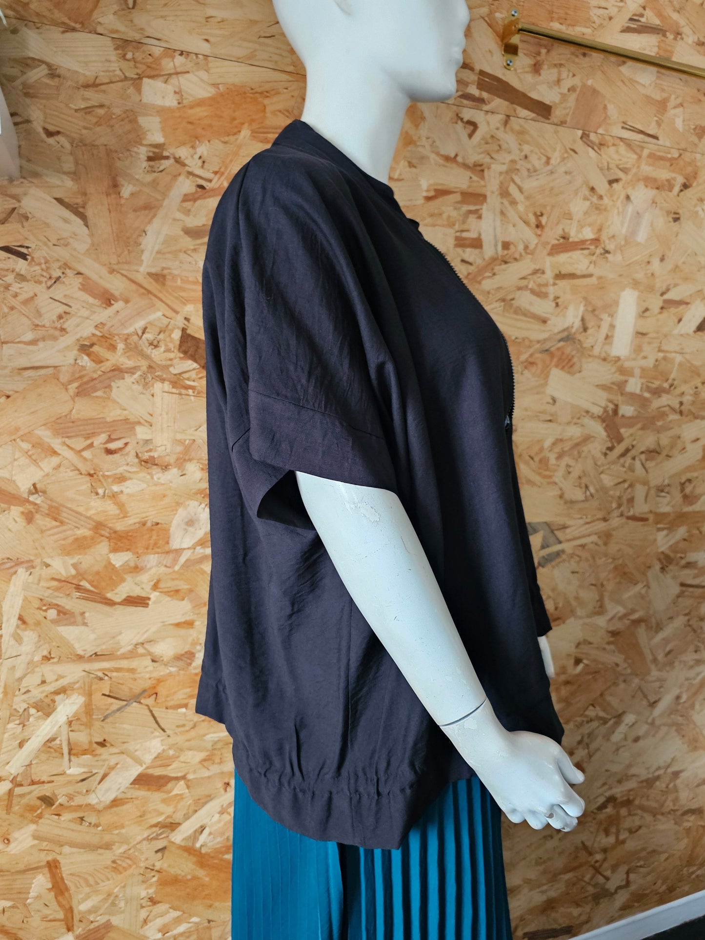 Veste contemporaine zippée, manches courtes